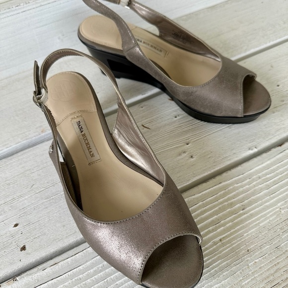 DANA BUCHMAN, WEDGE SANDALS. SILVER METALLIC, SLINGBACK WITH CUTOUT WEDGE.SIZE9M - Picture 2 of 9